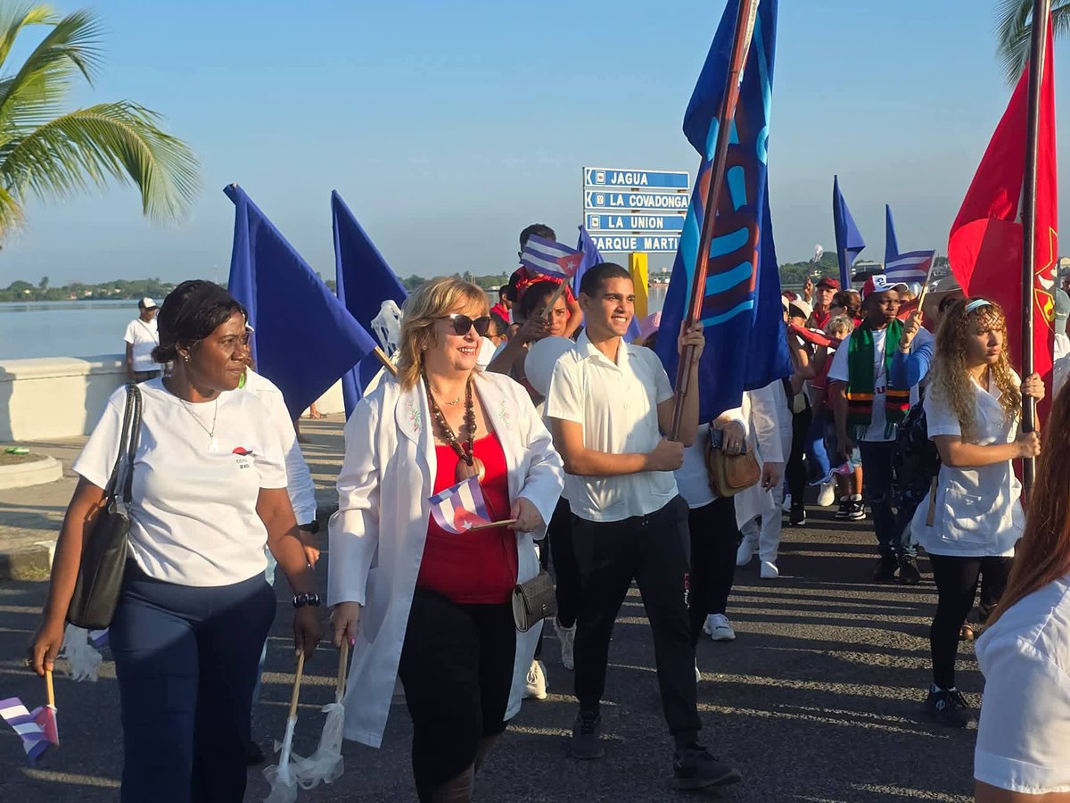 dirpgucmcfg's tweet photo. Con orgullo, conciencia y mucha fuerza, la Universidad de Ciencias Médicas de Cienfuegos dijo presente en el !Desfile por el 1ro de Mayo! Se lo  llevaron todo !!!!!,así  nos decían desde la tribuna, enhorabuena. https://t.co/m3JVkRyqQ9