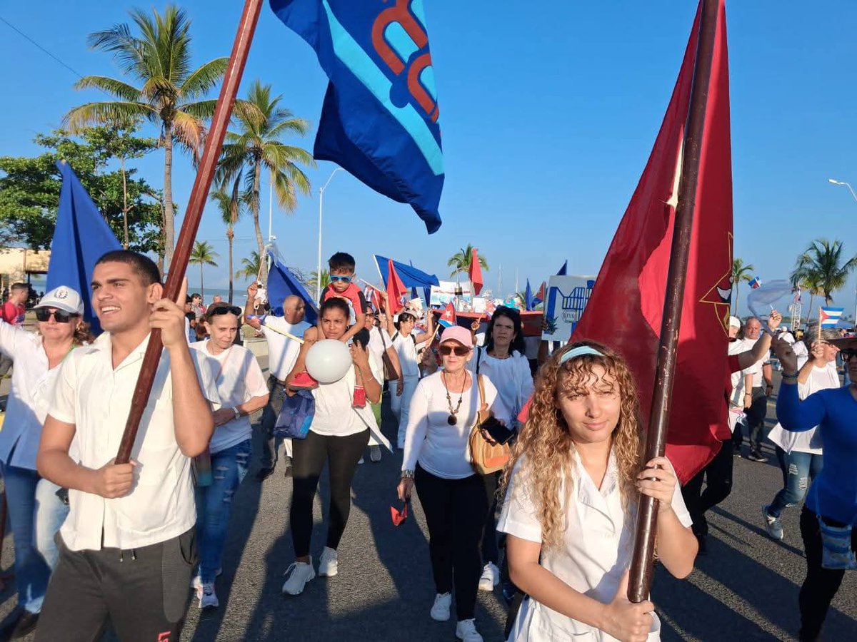 dirpgucmcfg's tweet photo. Con orgullo, conciencia y mucha fuerza, la Universidad de Ciencias Médicas de Cienfuegos dijo presente en el !Desfile por el 1ro de Mayo! Se lo  llevaron todo !!!!!,así  nos decían desde la tribuna, enhorabuena. https://t.co/m3JVkRyqQ9