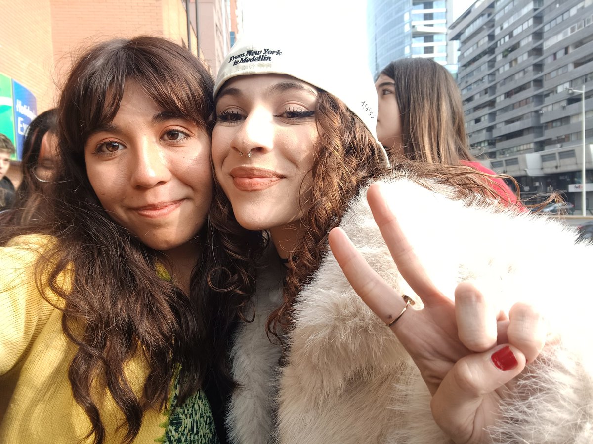 rogucoxyeguas's tweet photo. No tengo palabras @raineeelis @alexomarc valieron la pena las 12 horas de viaje, cada día que prendí live, los amo y quiero volver a verlos, son bienvenidos en Chile, son bienvenidos en mi corazón 💓💓 gracias @LadyNey80 por la idea de la torta y @theneighborhox por todo 💓 https://t.co/7pjTMWtCXK