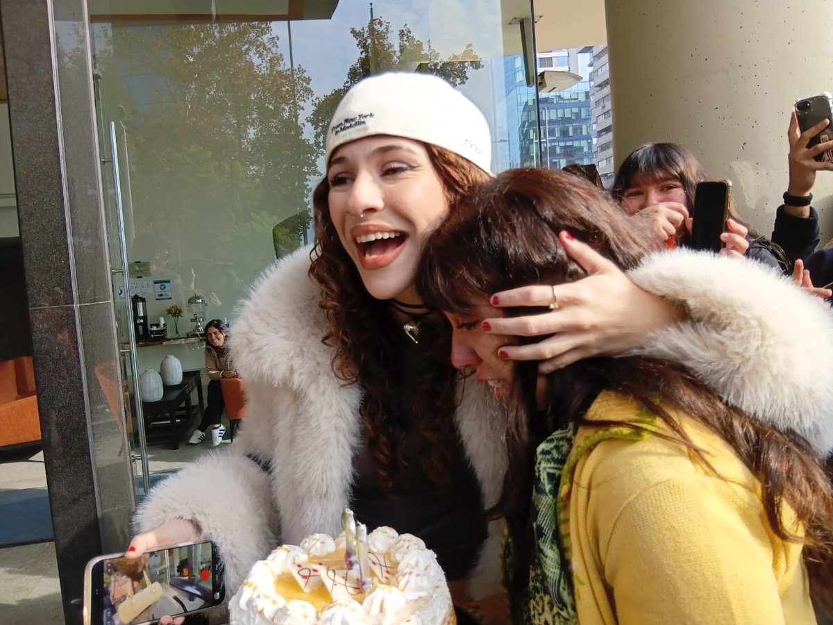 rogucoxyeguas's tweet photo. No tengo palabras @raineeelis @alexomarc valieron la pena las 12 horas de viaje, cada día que prendí live, los amo y quiero volver a verlos, son bienvenidos en Chile, son bienvenidos en mi corazón 💓💓 gracias @LadyNey80 por la idea de la torta y @theneighborhox por todo 💓 https://t.co/7pjTMWtCXK