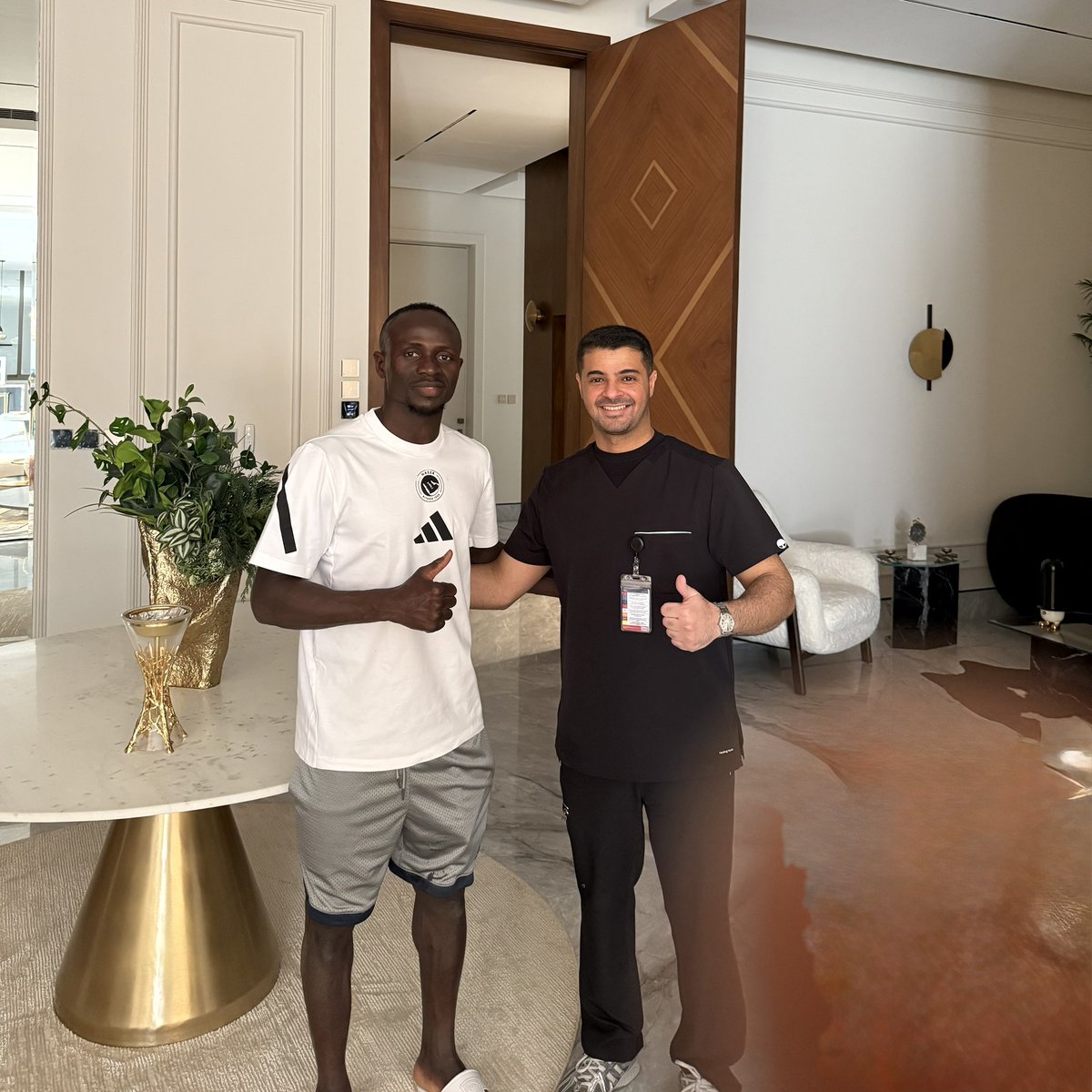 rakanbina7md's tweet photo. صورة تجمعني مع  نجم نادي النصر السعودي ساديو ماني @SMane_Officiel ، خلال تقديم برنامج التأهيل الطبي لوالدته "عافاها الله" بعد خضوعها لعملية استبدال  مفصل الركبة الصناعي بنجاح على يد البروفيسور فوزي الجاسر
 @fawzi_aljassir
قمة في  التواضع وحسن الخلق https://t.co/7nR7lKQuV2