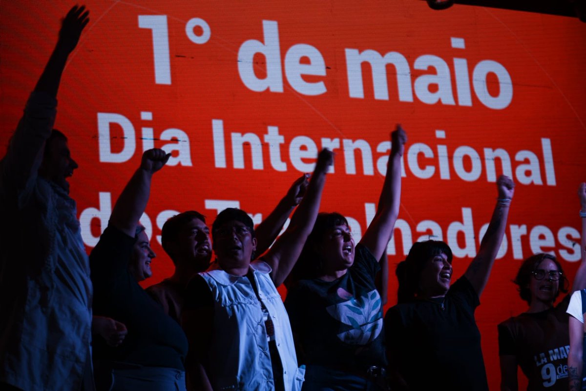 PTSarg's tweet photo. #1deMAYO | ACTO INTERNACIONALISTA 🌎🚩
✊🏼 Docentes de toda la provincia dicen PRESENTE. 

💬 "Vemos el hambre de las familias, la precarización laboral, la situación de las familias es crítica. Nosotros trabajamos triple cargo y no llegamos a fin de mes. Pero tenemos una fuerza enorme y podemos organizar comunitariamente la resistencia al ajuste. Nuestro ejemplo son las maestras de Minneapolis"

@LauChampeau es docente, delegada de Suteba Ensenada por la lista Marrón, candidata a Secretaria General.