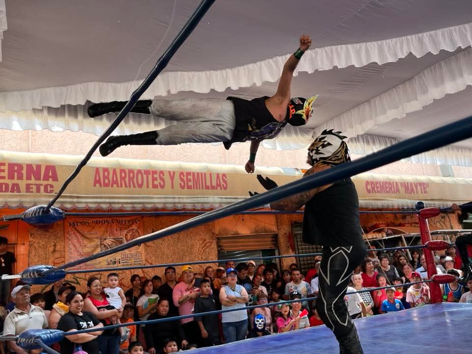 LaTijeraLucha's tweet photo. La primer victoria ruda con #KingTalaxis y #DarkPrince al doblegar a la pareja técnica de #ToriFly y #PrincipeAztaroth en el festejo del aniversario del Mercado 01 de mayo en Nezahualcóyotl, donde el público presente premia el accionar de los cuatro luchadores del #TeamCocolores https://t.co/lRu0lhfgJJ