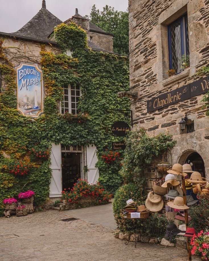 moraimauy's tweet image. Rochefort-en-Terre 
                                🕯️ 👒
                                 #France