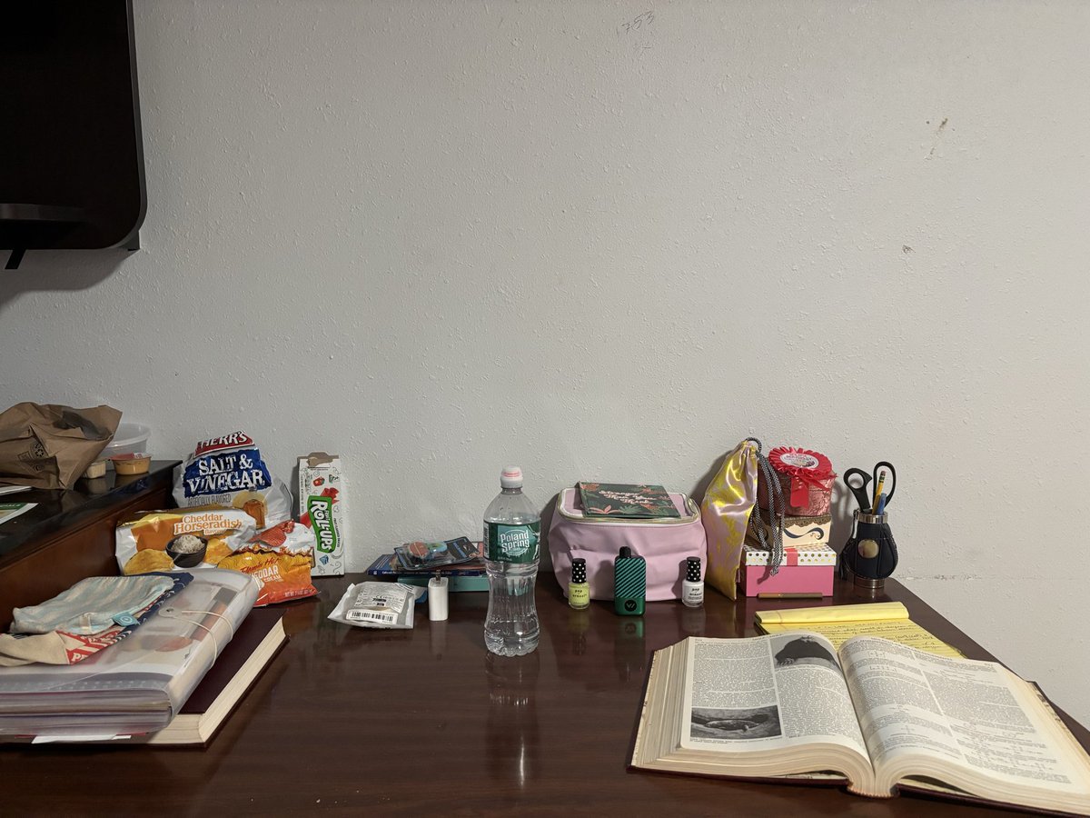 MirtaLamayAyala's tweet image. Setting up my work environment, who has grabs? #agreement on #table