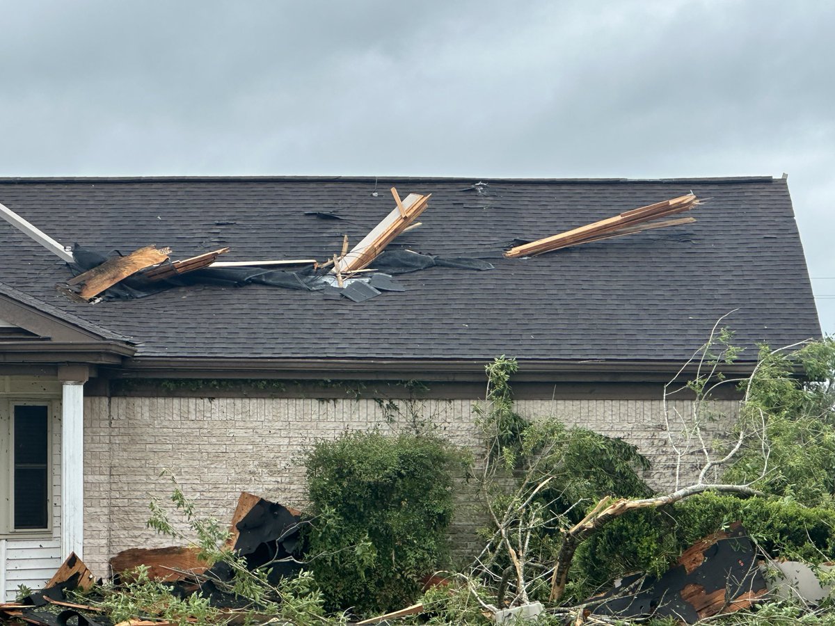 You can’t tell me that straight line wins and a strong rear flow jet or not destructive.
South of Guadalupe, TX.