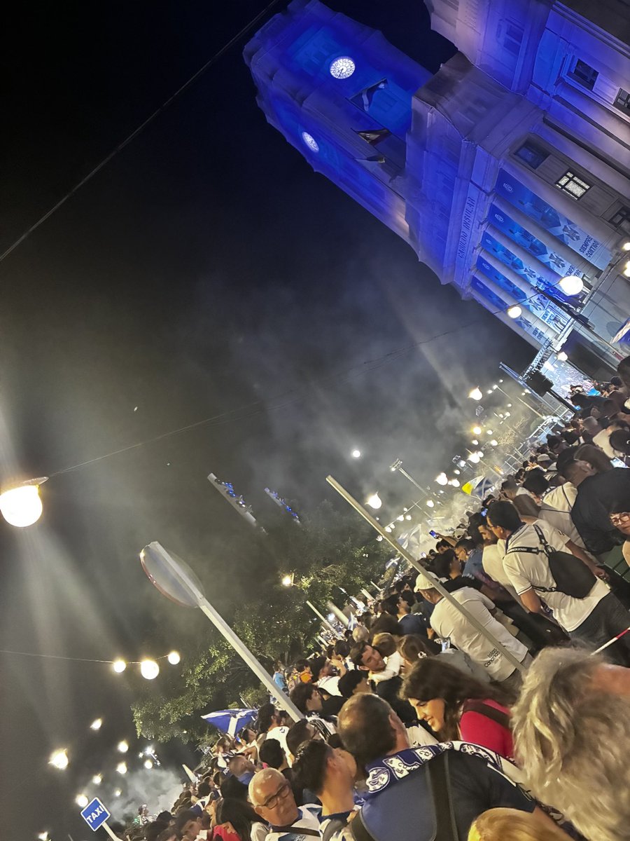 Luego dirán que es solo fútbol .
Bendita pasión! 💙🤍⚽️