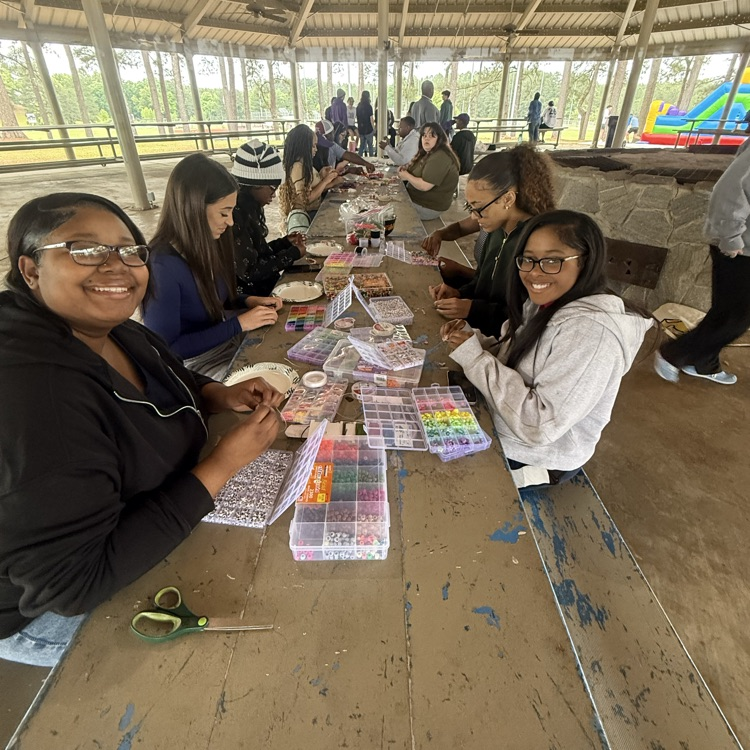 EHSGoCats's tweet photo. Rain or shine our 2026 seniors had a time at their picnic!! Graduation in a few short weeks! https://t.co/o6BTo74aLv