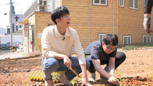 Green Umbrella (a child welfare org) stated, "We plan to use Lee Seung-gi's donation to support families with children in need, including Hyun-sung's family."

Lee Seung-gi 1st participated in the Family Month special broadcast in 2015 Lunar New Year Special

#LeeSeunggi