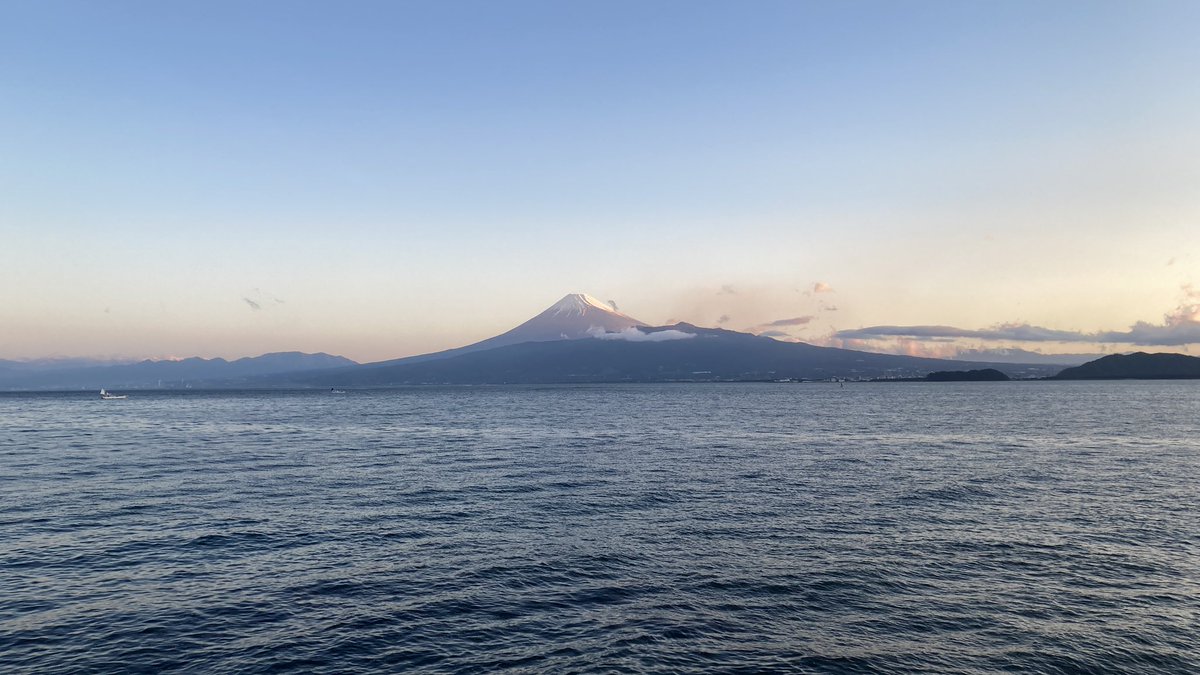 messara_izu's tweet photo. おはようございます。
今朝の　#富士山 
場所は
沼津市西浦平沢　と、あとは、淡島近く。
今日から4連休です。　
基本巣篭もりしようとは思ってますが戸田とかにいつまてしまうかもです。 https://t.co/6V5MfelQXA