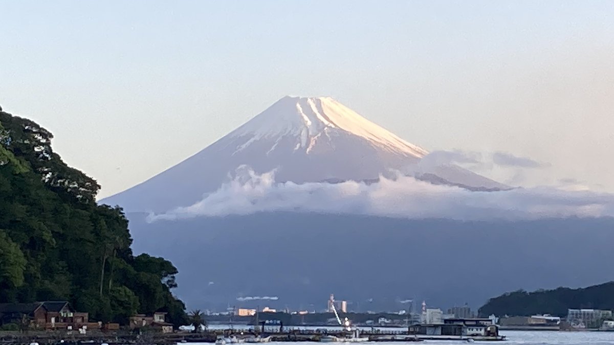 おはようございます。
今朝の　#富士山 
場所は
沼津市西浦平沢　と、あとは、淡島近く。
今日から4連休です。　
基本巣篭もりしようとは思ってますが戸田とかにいつまてしまうかもです。