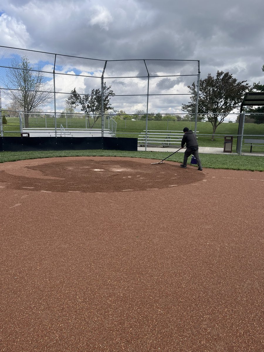 CommClubFR's tweet photo. Fort Recovery’s finest out here at the Diomonds trying to get these ready for tomorrow. Thanks guys! https://t.co/wZm0yGWMvG