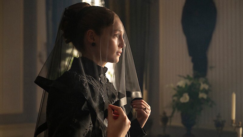 FranchaelaBr's tweet photo. Acho muito desonesto o jeito como tentam usar o luto da Francesca para descredibilizá-la como protagonista da 5ª temporada, sendo que o mesmo vai acontecer com o Phillip, querendo ou não. 

Se hoje a Eloise fosse a protagonista da 5ª temporada, não iríamos ver a fase "viúvo" do Phillip, só iríamos descobrir na temporada que a Marina morreu. Então não venham querer usar o luto como token, porque possivelmente nem na 5ª veremos ele de luto durante 8 episódios porque tudo acontecerá fora das telas. Quando a temporada de vocês lançar, com toda certeza seguirão com a mesma história narrativa do livro. Teremos um salto temporal em ambas as histórias, pois só assim funciona de uma forma interessante para o público assistir.  

Tivemos um pouco do que a Francesca passará durante esse salto temporal, a reta final da 4ª temporada foi o suficiente para que possamos imaginar o que vem acontecendo com a Frannie durante esse período. A mesma coisa se aplica a Michaela, porque sabemos que ela também está de luto, e tudo o que aconteceu com ela nos últimos episódios foi o suficiente para imaginar o que se passa na mente da personagem durante esse período de 2 anos. Isso tudo seguiu e aconteceu de uma forma perfeita, fazendo com que elas se tornassem as protagonistas e enfrentassem qualquer coisa juntas.