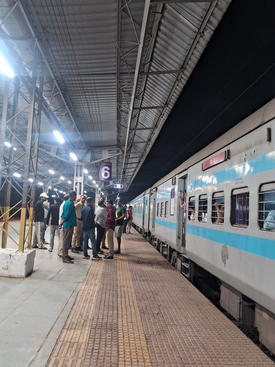 ChetanNeware4's tweet photo. Train no 12052 Janshatabdi just depart from Panvel . Now no no clearance given on ongoing route. What is the problem train delay increase? @RailMinIndia @GM_CRly @drmmumbaicr . Inward trains from @KonkanRailway are delayed why ? Explain in details. https://t.co/Xd2fXvNTjs