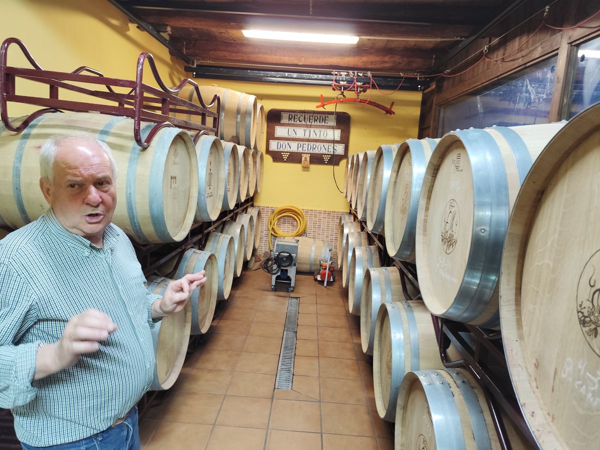 PAsturianu's tweet photo. Espectaculo puro lo que he disfrutado con Felix en @bodegadonpedrones (Fuentesnuevas - Bierzo) . ¡Qué maravilla de vino!! Mil gracias por un día maravilloso. https://t.co/xrKqmYuPZk
