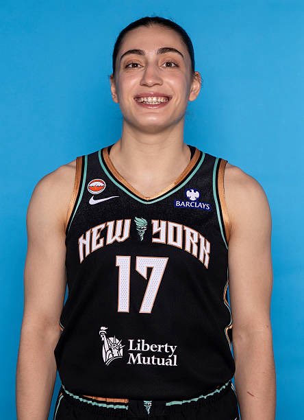 sr_basketbol's tweet image. 📷 | @WNBA 2026 sezonunda @nyliberty takımı ile kamp sözleşmesi imzalayan Milli oyuncumuz Derin Erdoğan🖤🔥🇹🇷

#wnba #basketball #derinerdogan