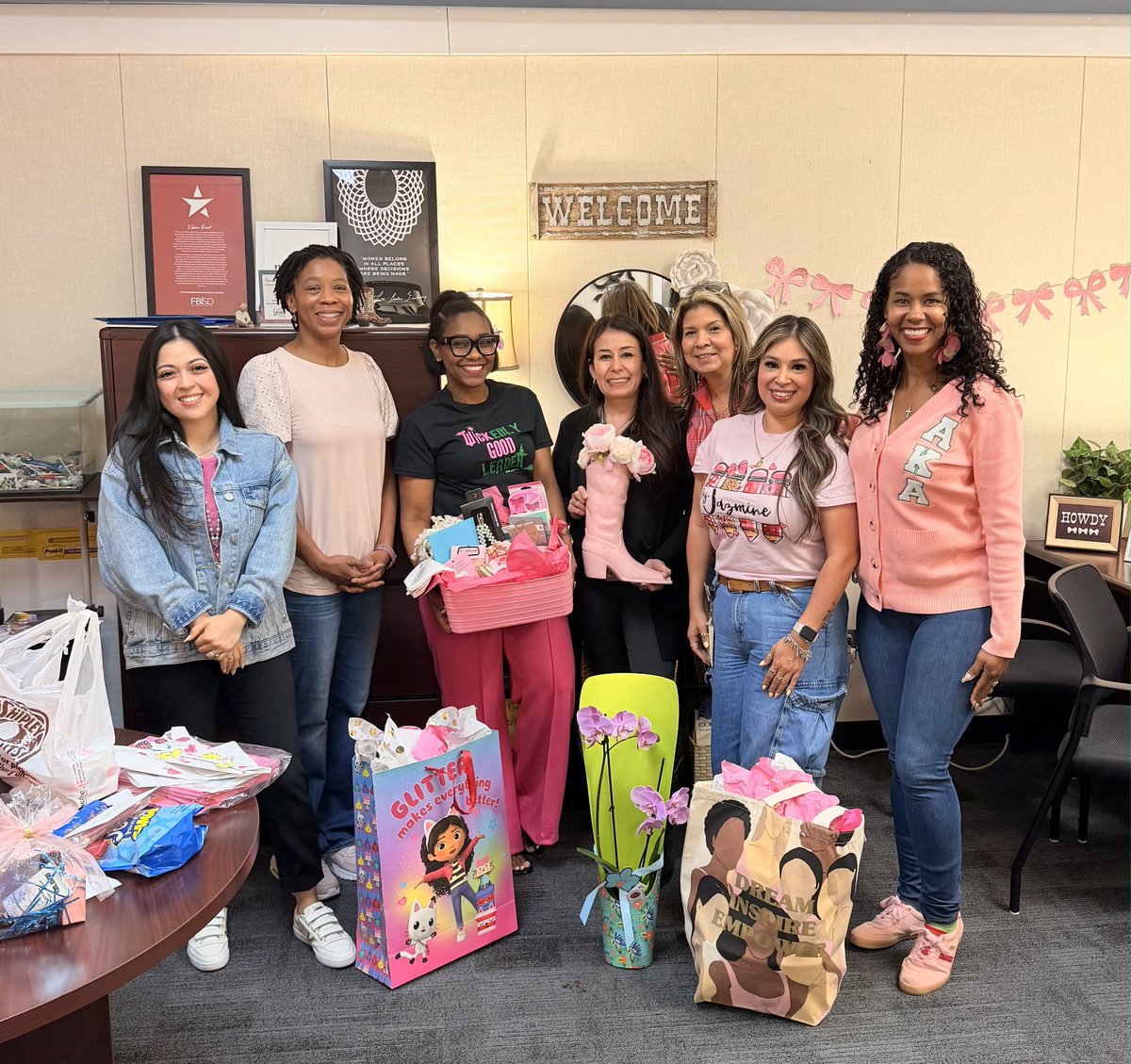 TWE_Texans's tweet photo. Happy Principals Week to Ms. Bennett! ​🎀 From a sea of pink bows to her favorite flowers and treats, we’re filling her week with everything she loves! Thank you for your leadership and for everything you do for our students and staff. 🌸✨🎀

​#PrincipalsWeek https://t.co/jQMXzhVSmw