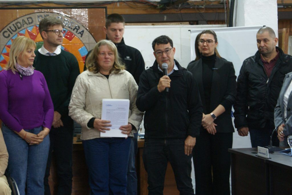 meridiano_55's tweet image. Oficializaron la designación de una plazoleta con el nombre de un policía caído en servicio #destacadas #general #politica 
En el marco de la 8° Sesión Ordinaria celebrada el martes 28 de abril, el Concej
meridiano55.com/oficializaron-… #concejodeliberante #homenaje #identidadbarrial