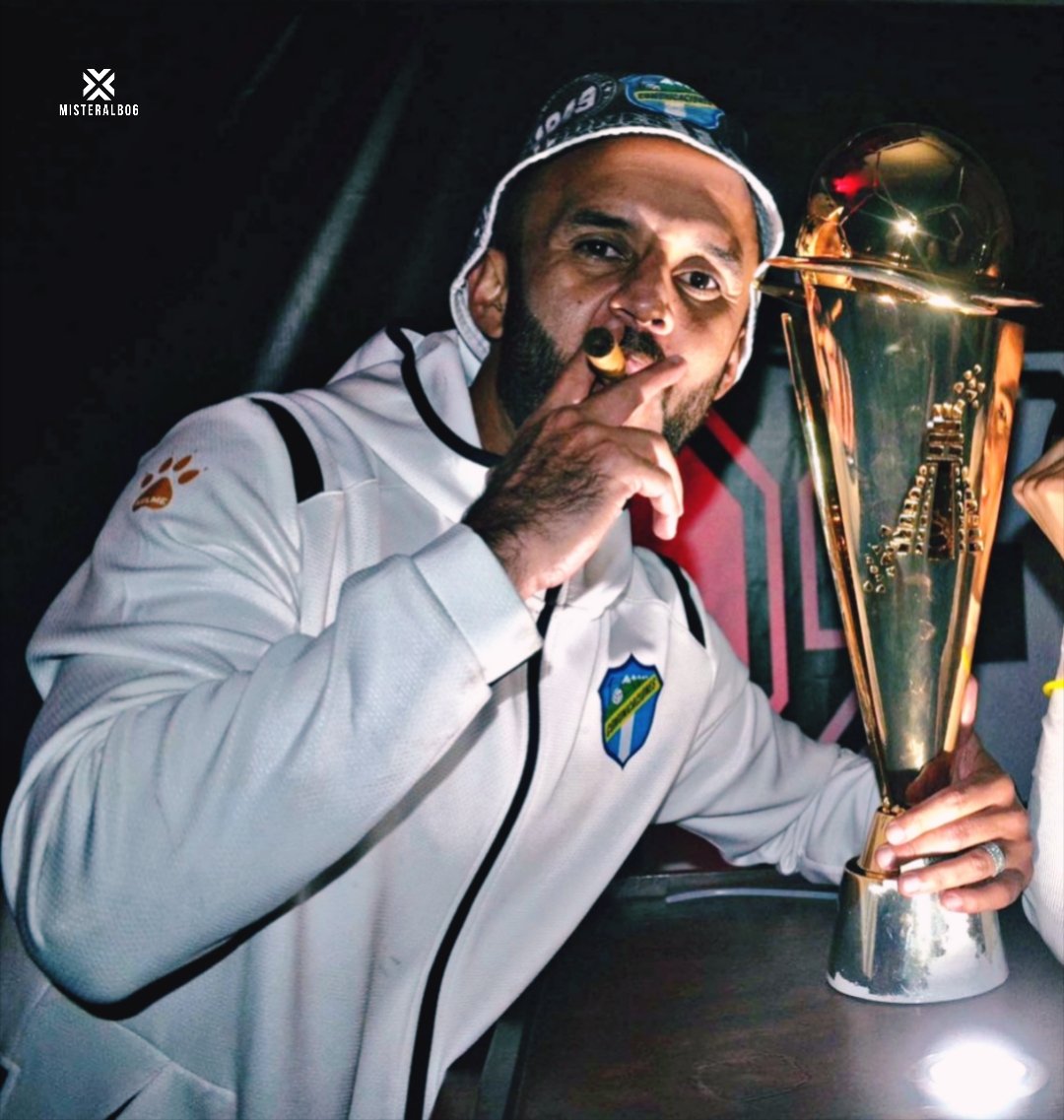 Le contaré a mis hijos que ví jugar al mejor diez de Guatemala, al mejor jugador en la historia de Comunicaciones. Gracias por tanto y perdón por tan poco. Te llevaré en el alma, mago. 🤍🎩