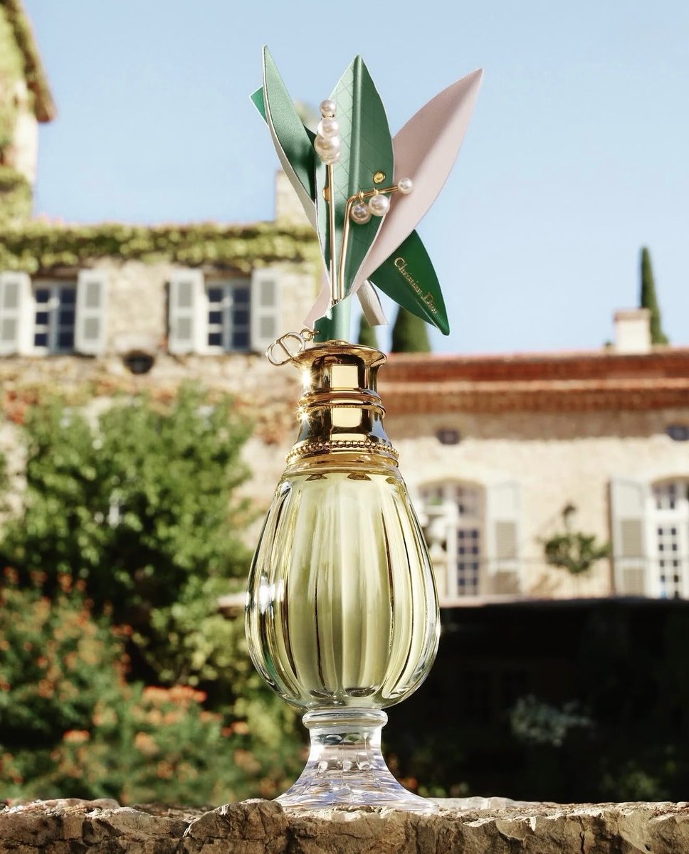 MundherPurfum's tweet image. أناقة تتجاوز الزمن.. ✨ إصدار محدود من ديور يجمع بين الحرفية العالية وعبير الزهور البيضاء المنعشة. زجاجة مزينة بتفاصيل يدوية تجعلها قطعة مجوهرات قبل أن تكون عطراً. الأنوثة في أرقى صورها. 👑🌷
#ChristianDior #LimitedEdition #رابطة_عشاق_العطور