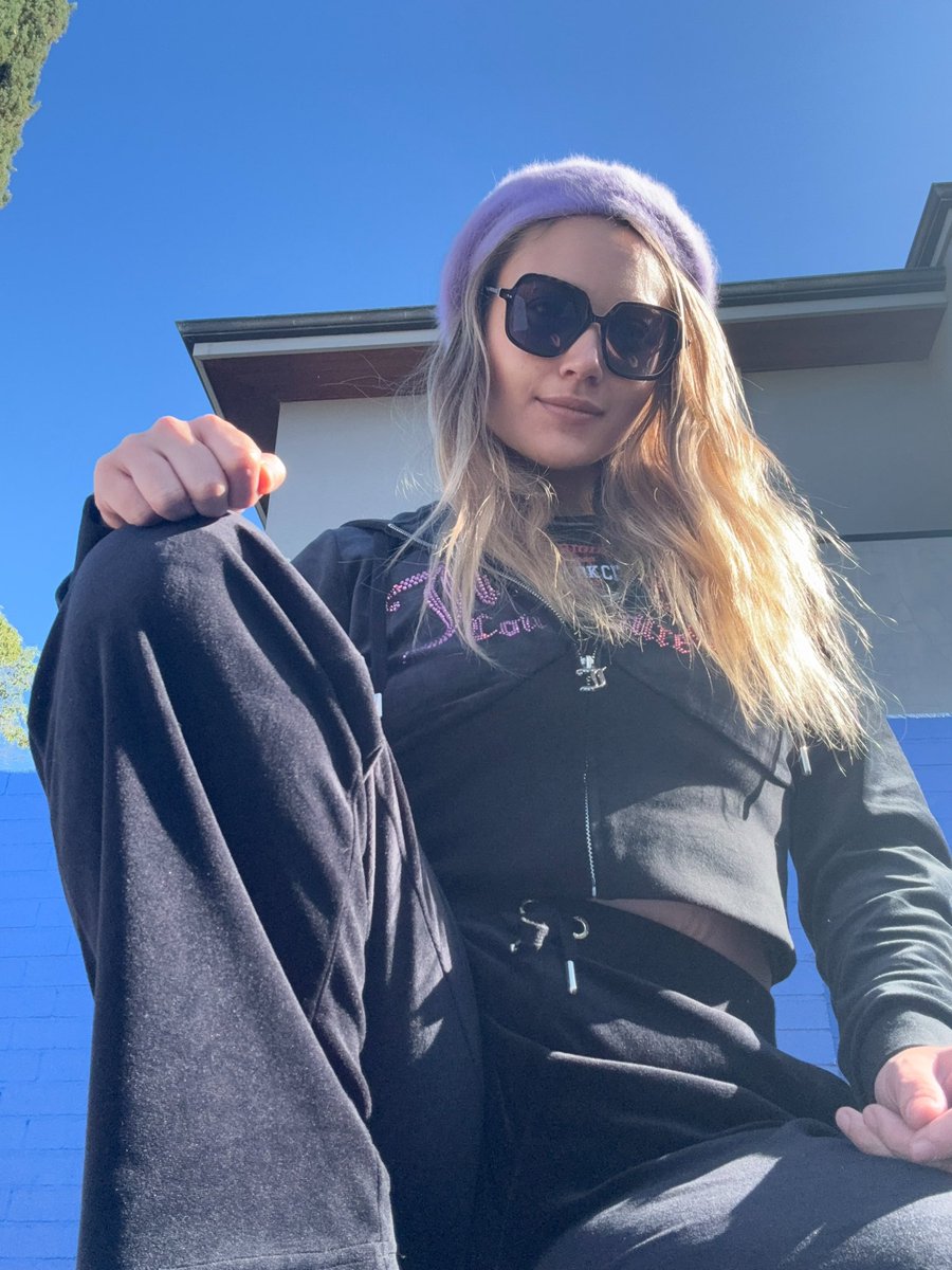 Gx Violet Dévine tweet media