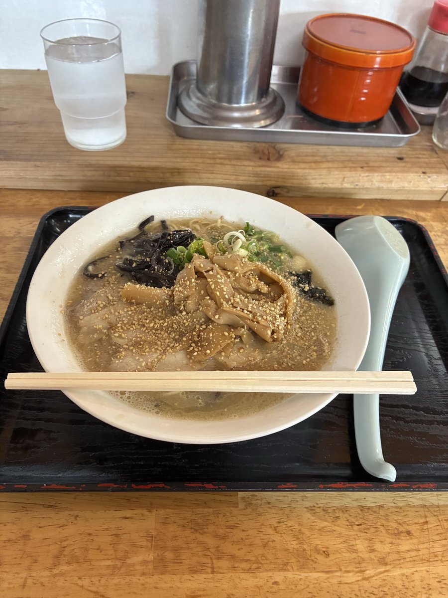 jun1282898's tweet photo. 連休は7日がお休みだって
おばちゃんが紙貼るの手伝いました😊
#うちだラーメン https://t.co/k4xVmBEeYS