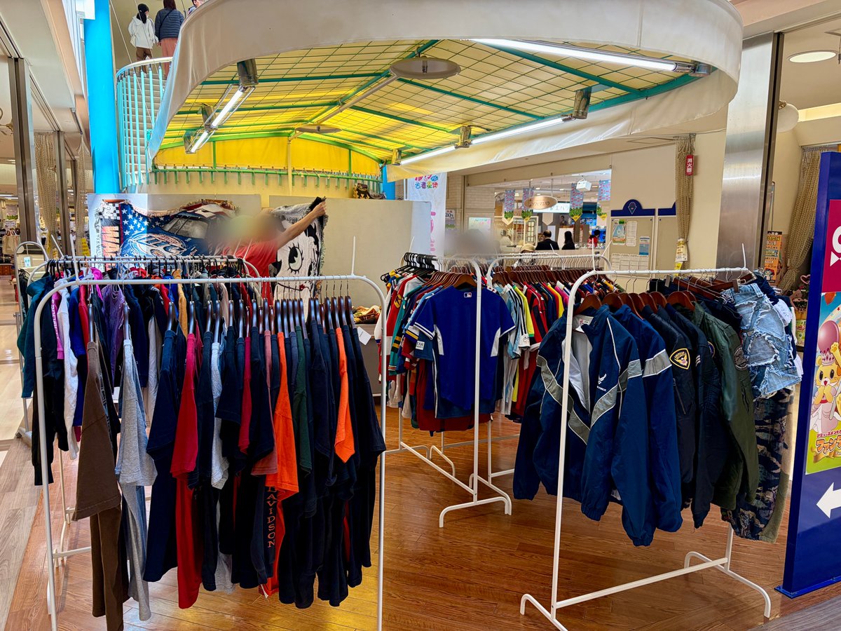 sclapia's tweet photo. 【フルケンの古着基地 POPUP STORE】
八戸・小中野のフルケンの古着基地のPOPUPが開催中！
野球やサッカー、バスケなどのスポーツ系古着を大量放出！👕
また、大判のヴィンテージラグも100枚以上ご用意！✨
ぜひお立ち寄りください🙌

🗓️5/2(土)～5/4(月祝)
🕙10:00～18:00
📍1F中央階段下 https://t.co/wNKh8YBaZU