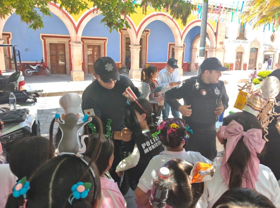 SSP_Zac's tweet image. Elementos de la #PEP en coordinación con la Policía Municipal de Sombrerete, dieron seguridad en diversos eventos conmemorativos del Día del Niño, en diversos puntos del municipio, para garantizar la integridad de l@s asistentes y fortalecer la convivencia.n9.cl/fmp6k