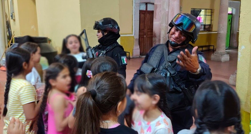 SSP_Zac's tweet image. Elementos de la #PEP en coordinación con la Policía Municipal de Sombrerete, dieron seguridad en diversos eventos conmemorativos del Día del Niño, en diversos puntos del municipio, para garantizar la integridad de l@s asistentes y fortalecer la convivencia.n9.cl/fmp6k