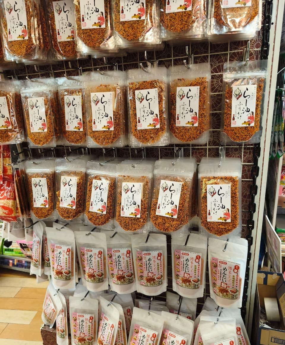 Salah satu best buy selama di Jepang inii😩
Furikake chili oil 😍 bagi aku yg suka pilih pilih makanan ini cocok pakai nasi anget, enakk bangett 🥹 
harganya juga murah 97.000!! di lain masih 100k up yaa, yang mau bisa aku tunggu max hari ini ajaa😆