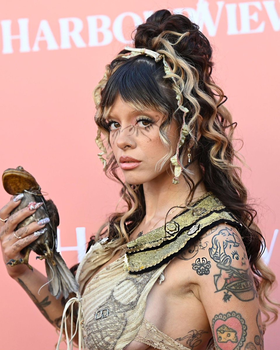 Melanie Martinez Universe tweet media