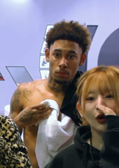 CallMeDNice_'s tweet photo. Jimenez cuando vio que los tacones rojos ahora son team J One/ B One 😂😂😂😂😂😂😂  #Planetaalofoke https://t.co/wVMTf9oWkC