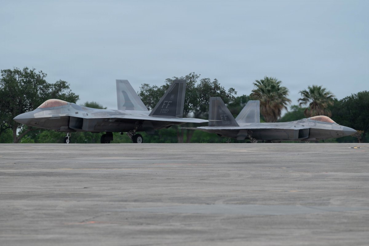 The USAF F-22 Demonstration Team has arrived at JBSA-Randolph! See the incredible power of the Raptor at The Great Texas Airshow this weekend, May 2-3. #GreatTexasAirshow https://t.co/Yc1paDaiZc