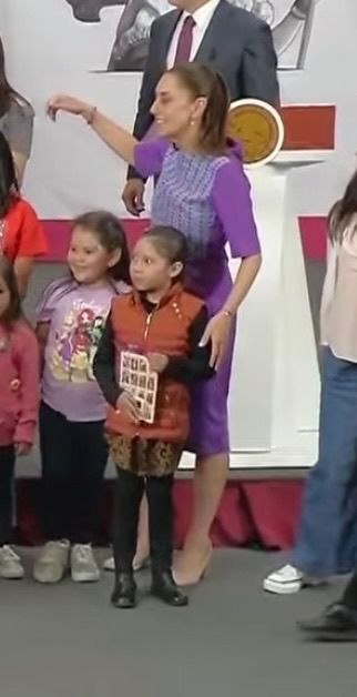 TaniaDamian's tweet photo. El 30 de abril, Día del Niño(a), tuve la oportunidad de llevar a mis hijos a la #MañaneradelPueblo de la presidenta @Claudiashein porque cubro esta conferencia de prensa desde que la inició el expresidente @lopezobrador_. Agradezco a Presidencia por la invitación, pues al finalizar pudieron platicar mis hijos, al igual que otros niños, con la mandataria. ¡Muchas gracias por la invaluable experiencia para Elías Ikal y Sofía Ximena! 😍