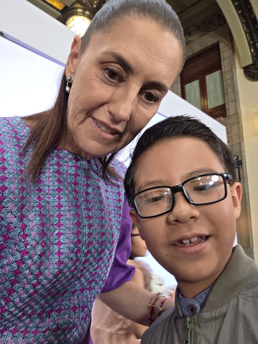 TaniaDamian's tweet photo. El 30 de abril, Día del Niño(a), tuve la oportunidad de llevar a mis hijos a la #MañaneradelPueblo de la presidenta @Claudiashein porque cubro esta conferencia de prensa desde que la inició el expresidente @lopezobrador_. Agradezco a Presidencia por la invitación, pues al finalizar pudieron platicar mis hijos, al igual que otros niños, con la mandataria. ¡Muchas gracias por la invaluable experiencia para Elías Ikal y Sofía Ximena! 😍
