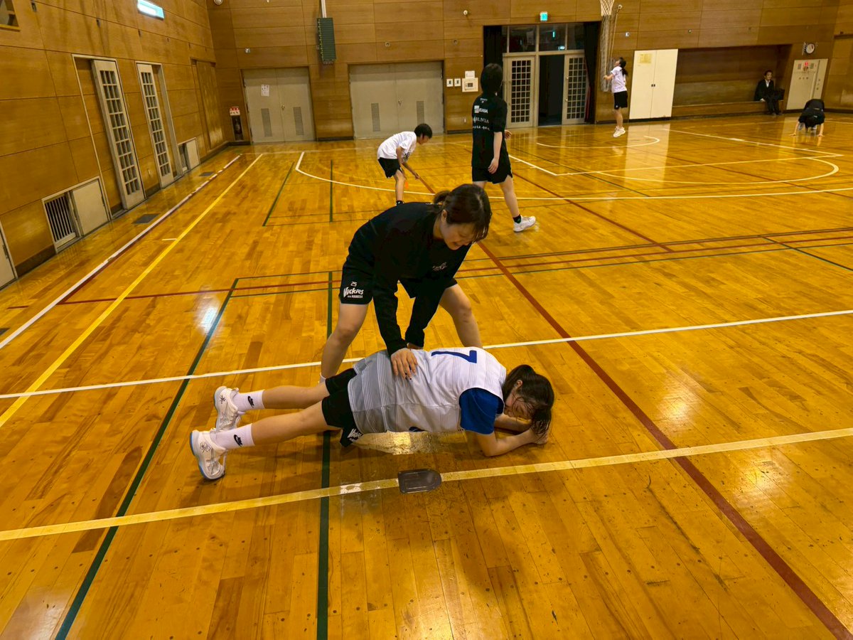 Vickies_Academy's tweet photo. 【U15】
先日の練習にサオ(吉田沙織)選手、
アキラ(北川聖)選手、
ユウカ(杉吉優花)選手が来てくれました🙏

ゲーム性のある練習を一緒に行い、
とても盛り上がりました🙌︎🌟

ありがとうございました🤲
#東京羽田ヴィッキーズ https://t.co/986Ks9RHES