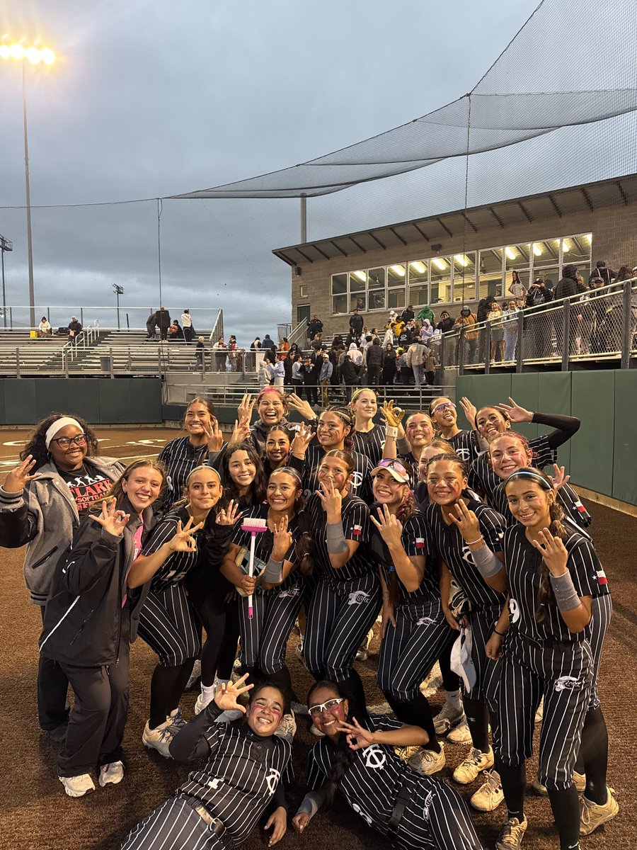 Mr. Bowtie's Texas High School Sports Machine tweet media