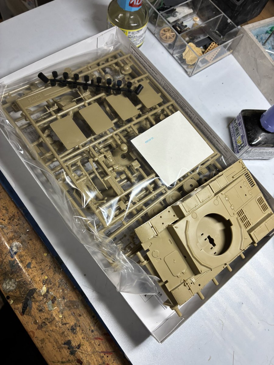 193Pcx's tweet photo. タイガーⅠが落ちたので、同時進行でタミヤさんのⅡ号戦車を作ります。安くて、出来が良いキットです。

 #scalemodel #模型 #プラモデル #プラモ
 #modelbuilding #ミリタリーミニチュア
 #TAMIYA #AFV #タミヤ #スケールモデル
 #HistScalemodels #戦車 https://t.co/T5EQcZ3WpH