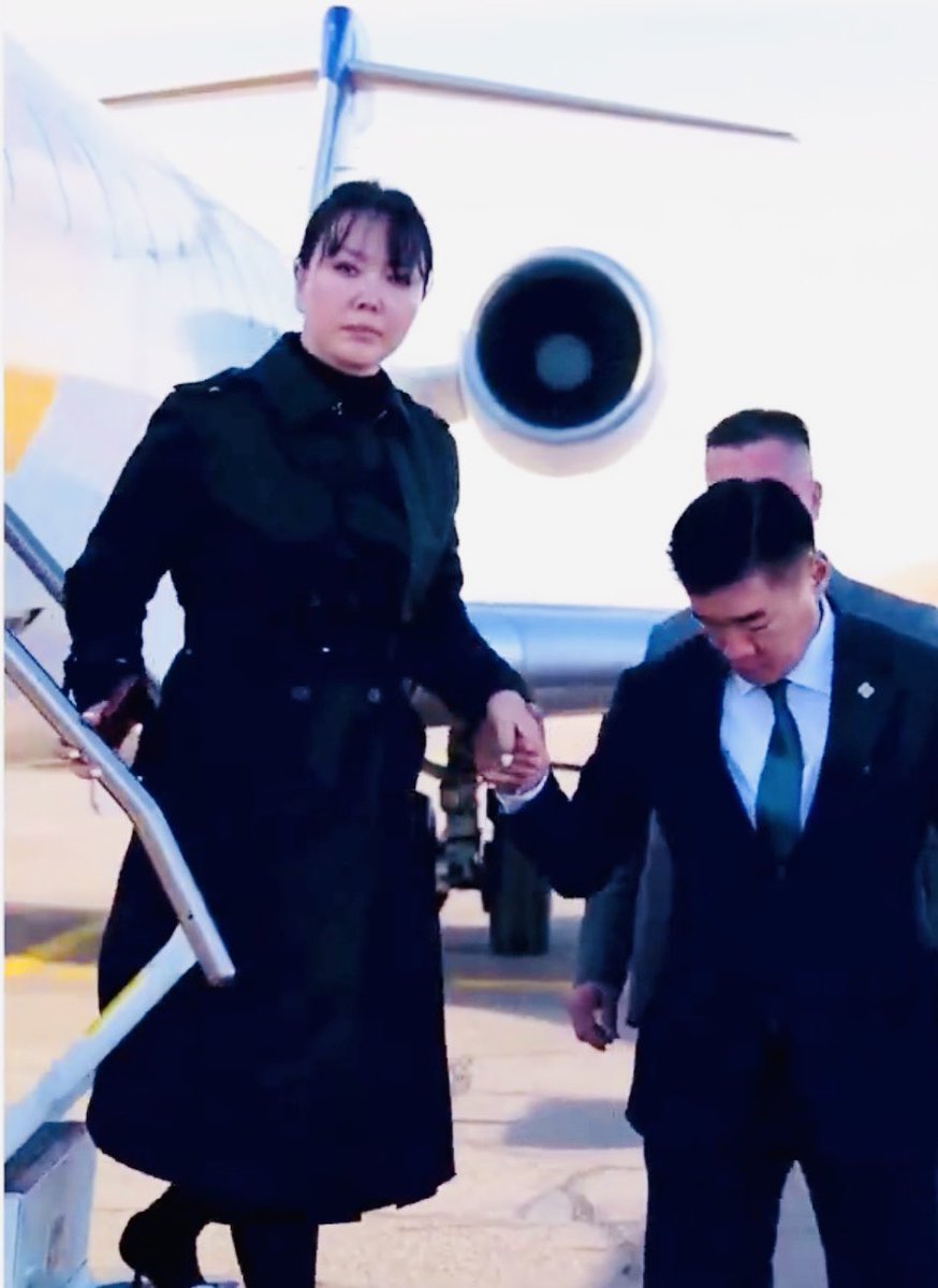 Benauln's tweet photo. Зиа энэ хүнийг дээш нь гаргаж болохгүй юм байна даа https://t.co/5CAMZ9MNDK