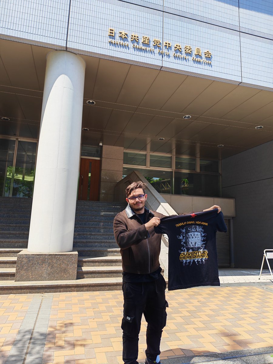 No asistí a la marcha del 1ro de mayo porque me vine a Japón por razones personales, pero me di una vuelta por el partido comunista. Y ando con la camisa de la Juventud Herediana del Frente amplio. Feliz día del trabajador! <a href="/lajota_cr/">Juventud Frente Amplio 🇨🇷</a> <a href="/FrenteAmplio/">Frente Amplio - Costa Rica 🇨🇷</a>