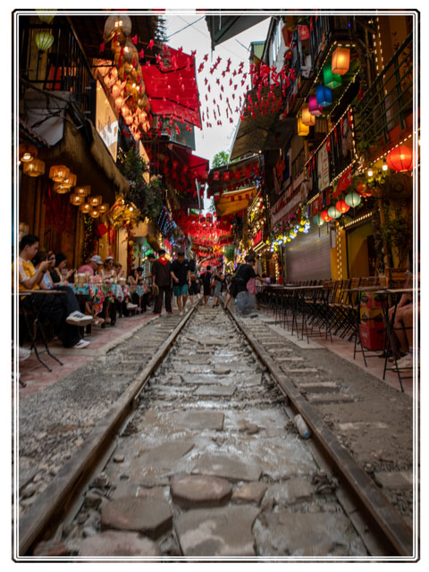 photos_dsmith's tweet image. #tourists flock to the #trainstreet. This #street in #Hanoi #Vietnam has #smallbusiness #cafe and #restaurants to serve the #tourism #trade. Buy a #print, #poster or #wallart #image from an #awardwinning #photographer at darrensmith.org.uk #streetphotography #photography
