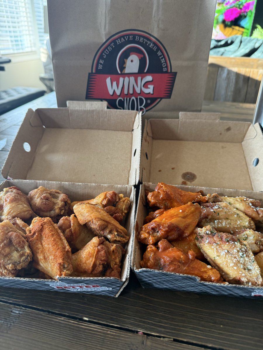 ChicagoWingman's tweet photo. Wing Night Alert - Wing Snob in Bolingbrook:
Nashville Hot Dry (decent spice), Smokey Apple Chipotle Dry (best + Layla’s favorite),
Garlic Parm (good),
Buffalo (meh). 
I’m raising a wing eater! Happy birthday sweetheart! https://t.co/iwpJAjeQ6X