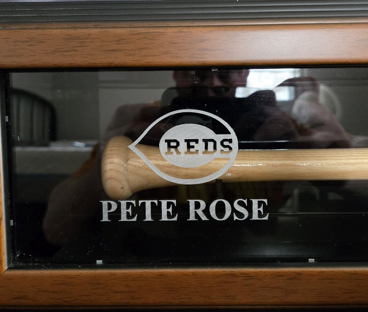 5StarSignatures's tweet photo. Our 5th item we are featuring from our "GOAT" listing is a signed bat by Pete Rose! Rose inscribed "Hit King" &amp; "4256"! The display case in the photos is included! This is authenticated by Tristar! This is not for sale as an individual item, it is only available in the lot. #GOAT https://t.co/lI5EooV9o5