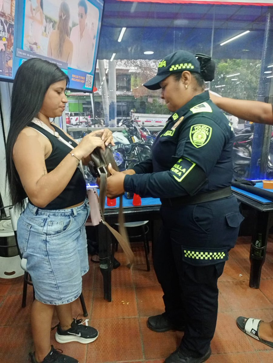 PoliciAtlantico's tweet image. La Patrulla Púrpura 🟣 continúa entregando recomendaciones y dando a conocer las rutas de atención, así como la línea 155, línea de orientación a mujeres víctimas de violencia, para que denuncien cualquier caso de maltrato o violencia intrafamiliar. #Sabanalarga #NoMásViolencia