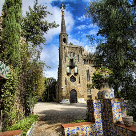 1981Chateaux's tweet image. Stone, soul, and a touch of Catalan history. 
Gaudí really knew how to make an entrance. 
#Gaudí #Architecture #Barcelona #TorreBellesguard #CatalanModernism
