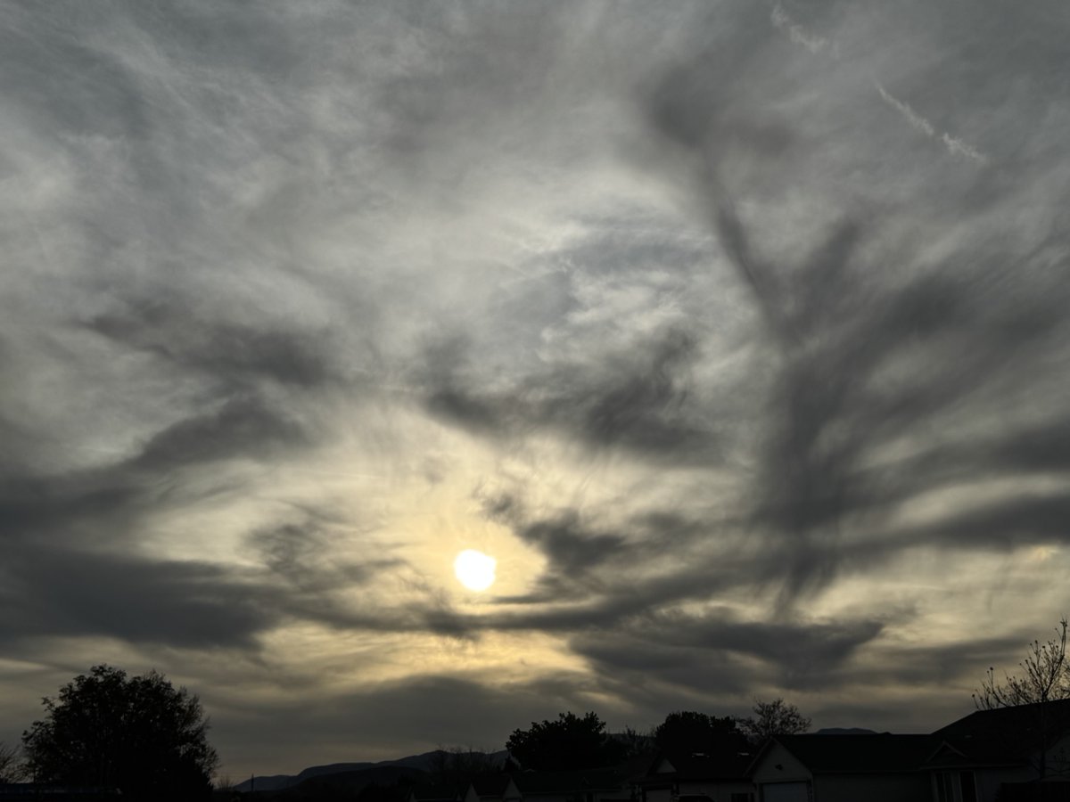 jonimarielew's tweet image. Circling the sun… in the desert.  #desert #Nevada #clouds #skies #sunset #circle