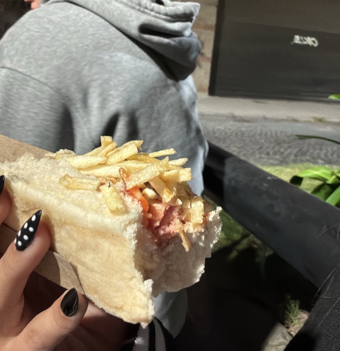 me di cuenta de q probablemente me gusta este pibe pero tmb me cae bien y quiero q sea mi amigo pero POR DIOS m muero x q me de 10 millones d besos 
cosas q pienso mientras como pancho y fumo porro