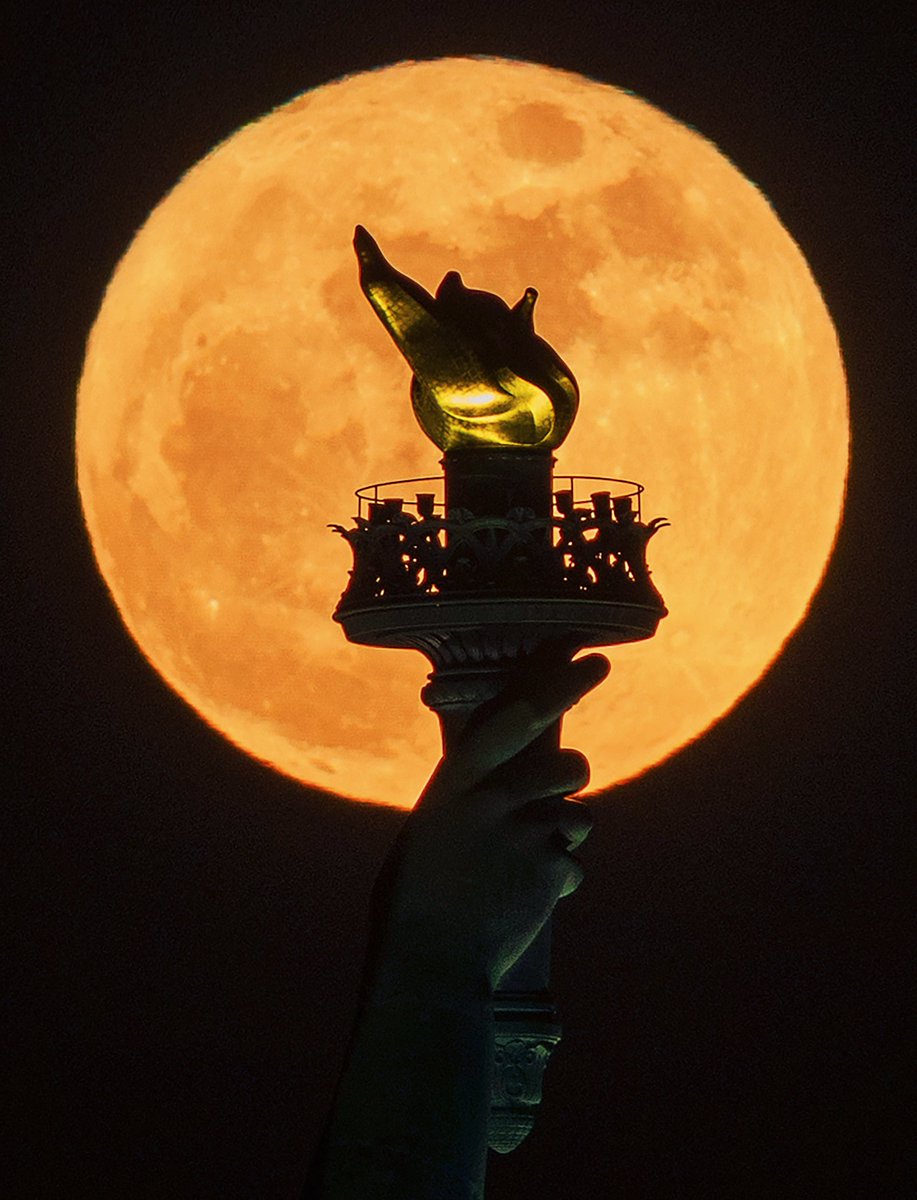 GaryHershorn's tweet image. The full Flower Moon rises behind the torch on the Statue of Liberty in New York City, Friday evening #newyorkcity #nyc #newyork #fullmoon #moon #flowermoon #statueofliberty