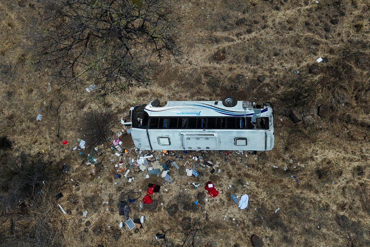 dzrhnews's tweet photo. LOOK: A holiday Labor Day weekend turned tragic on Friday as at least 11 people died and 31 others were injured when a tourist bus crashed in Mexico's western state of Nayarit.

The bus, traveling from the state of Jalisco, veered off the highway and overturned near the town of Amatlan de Canas, the Nayarit state government said. | via Reuters

Read more
https://t.co/wrR10A4cQ9 

Courtesy: REUTERS/Christian Ruano