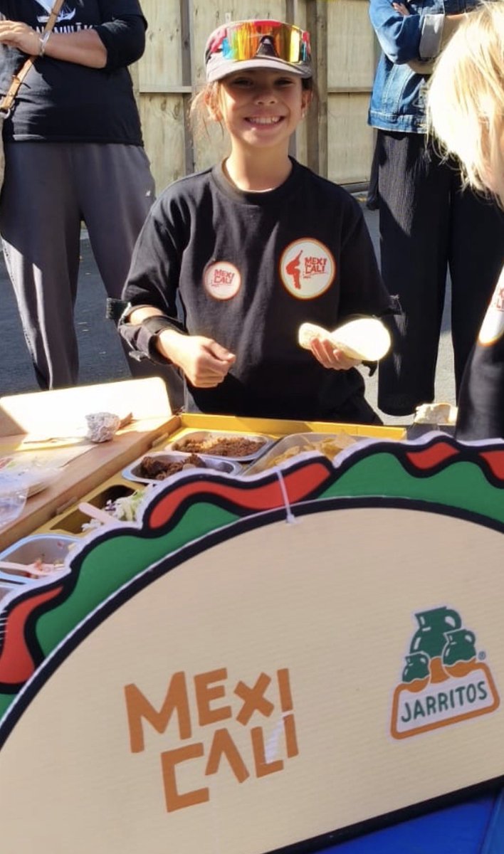 MexicaliFresh's tweet image. Feeding los niños at Street Skateboarding Nationals in Auckland They absolutely killed the #FiestaKits #tacos @Jarritos @SkateboardingNZ
